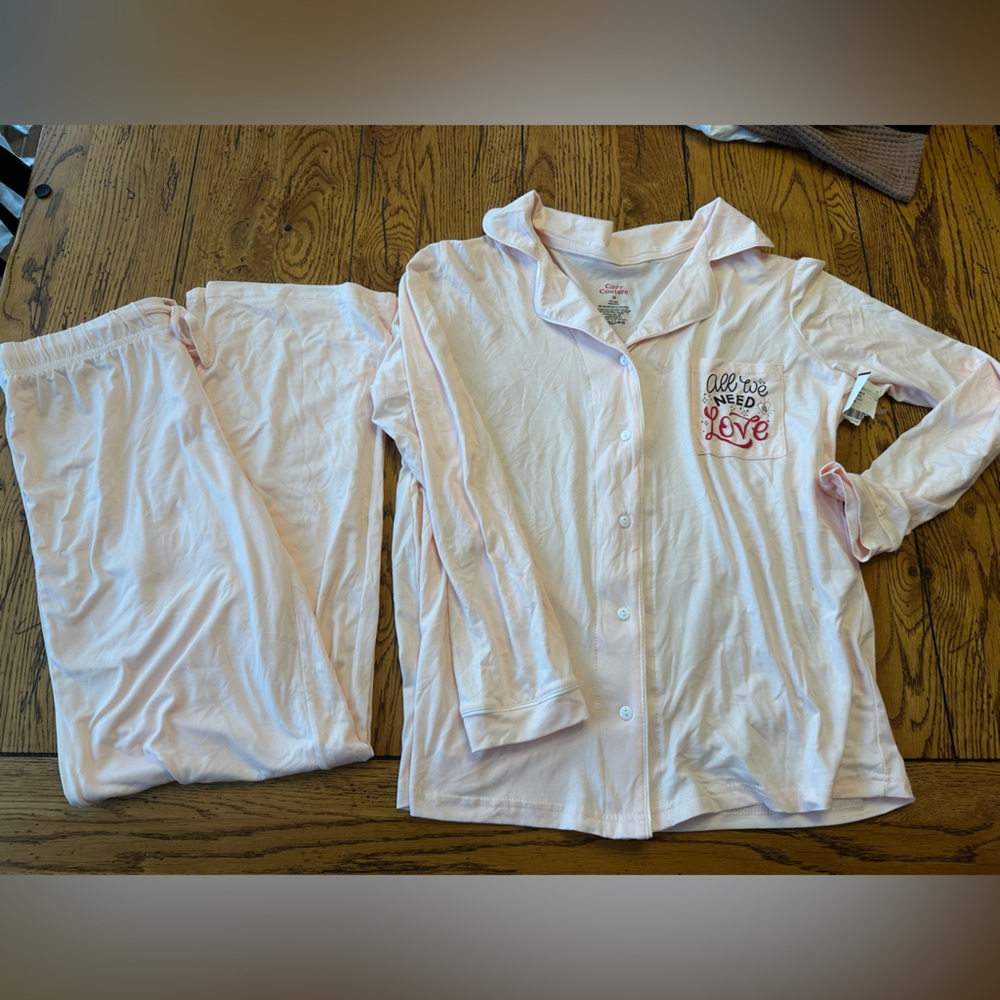Woman’s pink 2 pc Pajama set sz
M